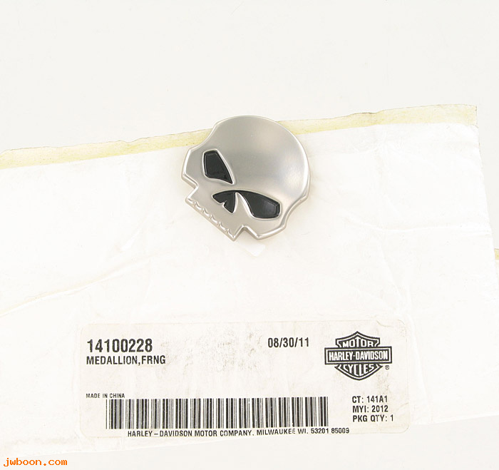   14100228 (14100228): Medallion, Skull - fairing - NOS - CVO Road Glide '12-'13